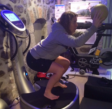 exercice prépa ski hiver Squat statique équilibre dos à la Power Plate avec ballon 2 kilos