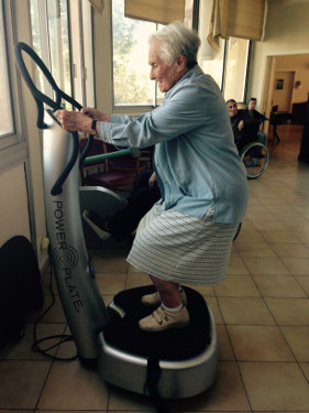 Power Plate utilisatrice 100 ans