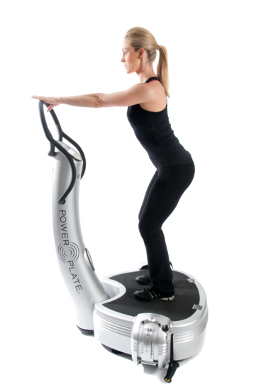 Post natal power plate se tenir aux poignées et respiration