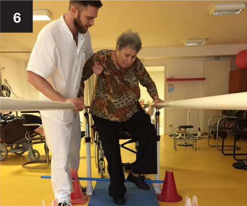 se lever de son fauteuil roulant et marcher