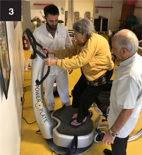 senior debout sur plateforme vibrante