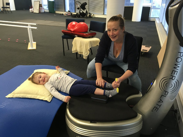 therasuit enfant paralysie cerebrale power plate techniques