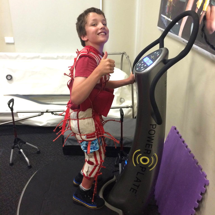 enfant paralysie therasuit et power plate
