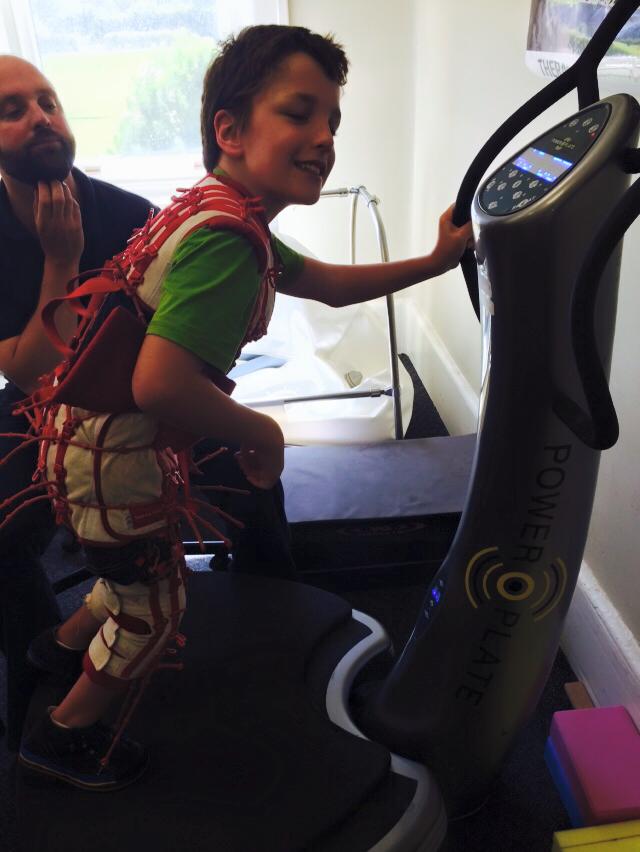 un enfant avec une paralysie cérébrale apprend à marcher avec Power Plate