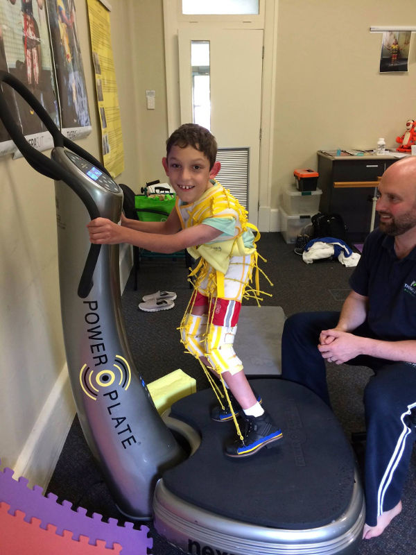 Enfant paralysie cérébrale sur Power Plate